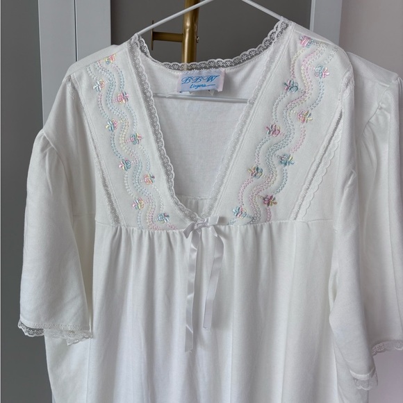 Vintage Elegant White Nightgown - Picture 3 of 5